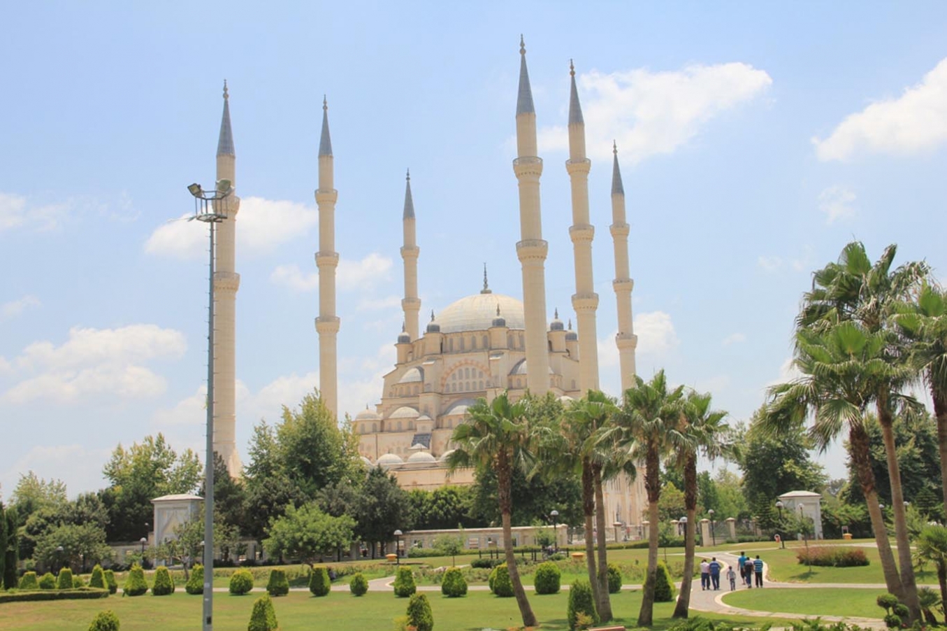 Ortadoğu’nun en büyük camisi Adana’nın simgesi oldu Ortadoğu’nun en büyük camisi Adana’nın simgesi oldu